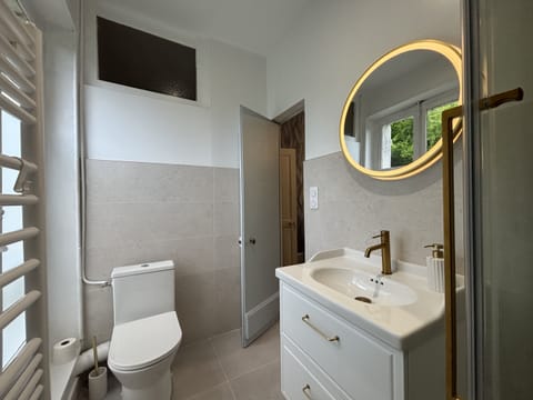 Executive Double Room, Private Bathroom, Pool View | Bathroom