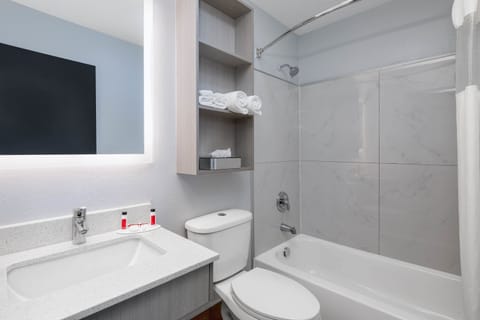 Combined shower/tub, free toiletries, hair dryer, towels