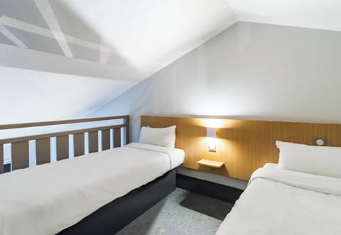 Desk, soundproofing, free WiFi, bed sheets