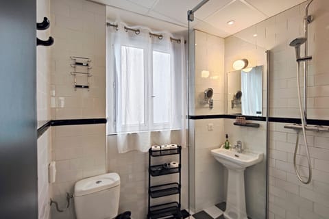 Family Room | Bathroom | Shower, free toiletries, hair dryer, towels