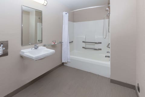 Combined shower/tub, free toiletries, hair dryer, towels