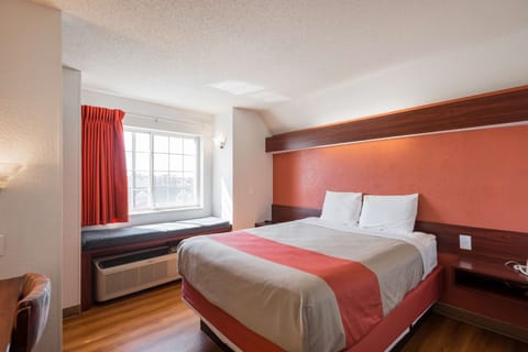 Standard Room, 1 Queen Bed, Smoking | Desk, free WiFi, bed sheets