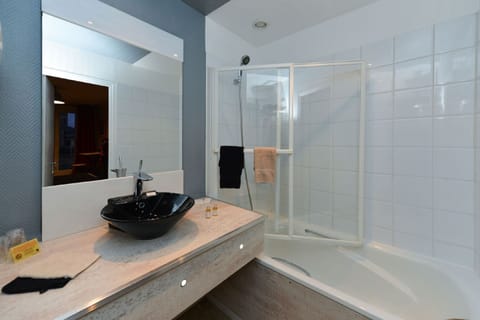 Deluxe Double Room (Atelier) | Bathroom | Free toiletries, towels