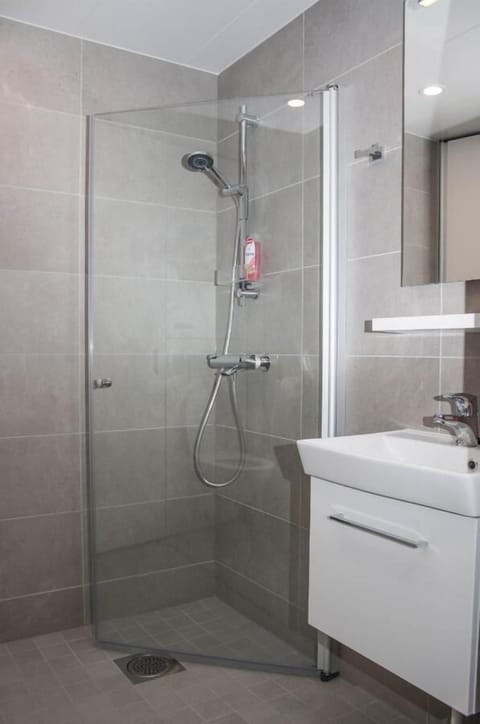 Comfort Studio, 1 Queen Bed with Sofa bed, Balcony, City View | Bathroom