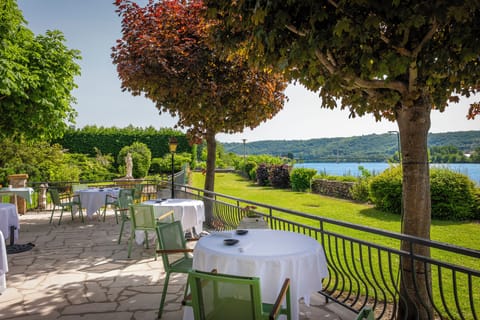 Breakfast, lunch, dinner served; French cuisine, alfresco dining 