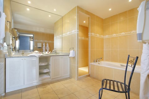 Suite | Bathroom | Free toiletries, hair dryer, towels