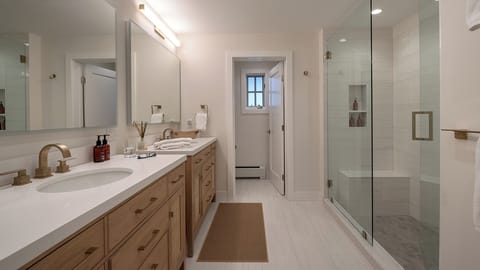 Lower Level, Primary Ensuite