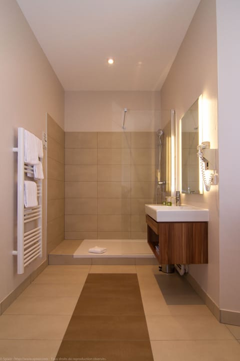 Family Triple Room, Multiple Beds | Bathroom | Free toiletries, hair dryer, towels