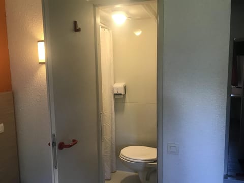 Standard Room, Multiple Beds | Accessible bathroom