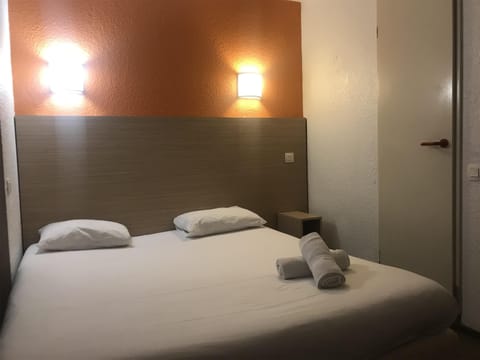 Standard Room, Multiple Beds | Desk, laptop workspace, soundproofing, free WiFi
