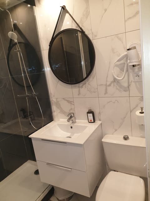 Comfort Room, 1 Queen Bed | Bathroom shower