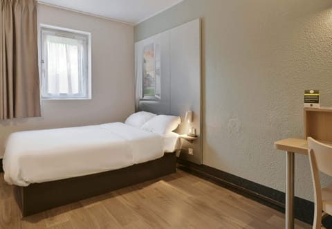 Desk, soundproofing, free WiFi, bed sheets