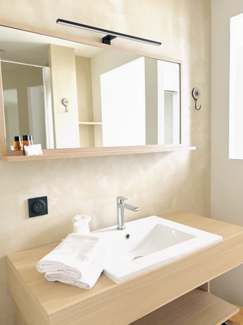 Deep soaking tub, free toiletries, hair dryer, towels