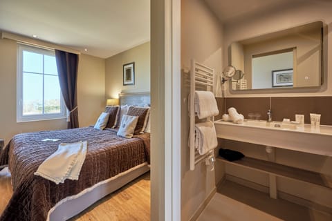 Deluxe Room, Sea View (Romantic) | Premium bedding, minibar, in-room safe, desk