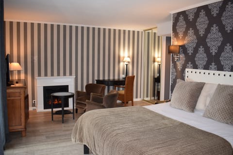 Deluxe Room | Premium bedding, in-room safe, blackout drapes, iron/ironing board