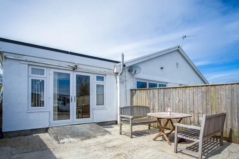 Ridgeway Hideaway - 1 Bedroom Holiday Home - Manorbier (25274)