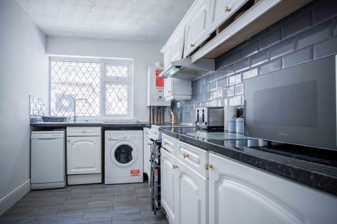 Flat 1 Brunswick - 2 Bed Economy Flat - Swansea (7279)