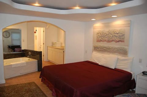 1 King Bed, Jacuzzi Tub | Free WiFi, bed sheets