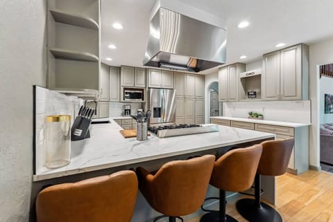 Remodeled and fully stocked chef's kitchen