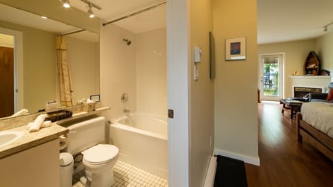 Oceanfront Studio Condo 4 | Bathroom | Combined shower/tub, free toiletries, hair dryer, towels