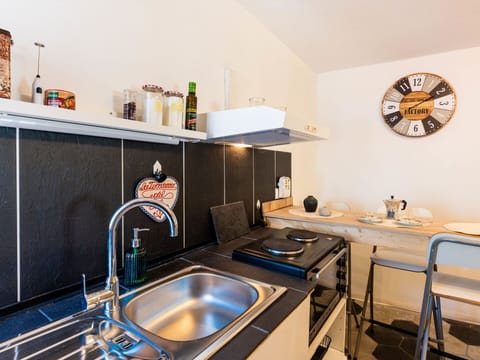 Furniture, Apartment, Chair, Balcony, Kitchen & Dining Room Table, Outdoor Furniture, Houseplant, Coffee Table