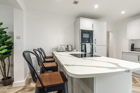 Kitchen Counter Dining – Perfect for a Relaxed Meal In
The kitchen features a counter that comfortably seats 4 guests – ideal for casual meals, morning coffee, or a cozy dinner with friends or family and great conversation.