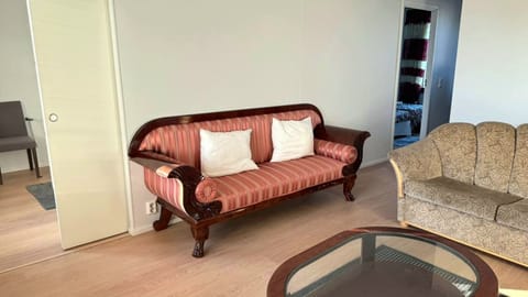 Apartment, 2 Bedrooms, Accessible, Balcony | Living area