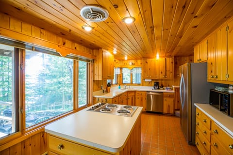 Premium Cabin, 4 Bedrooms, Fireplace, Lake View | Private kitchen | Fridge, microwave, oven, stovetop