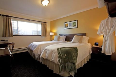 Standard Room, 2 Twin Beds | Iron/ironing board, free WiFi, bed sheets