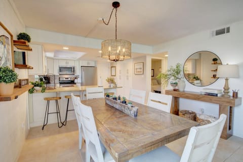 Condo, 2 Bedrooms | Dining