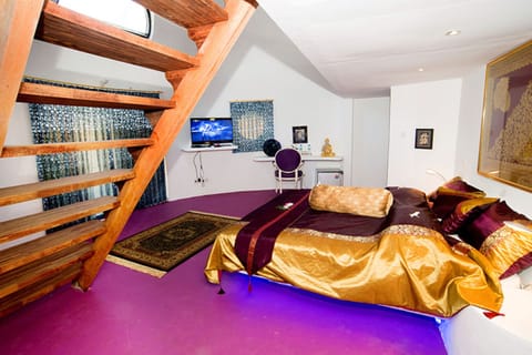 1 Bedroom Loft Jacuzzi Villa | Minibar, in-room safe, desk, laptop workspace