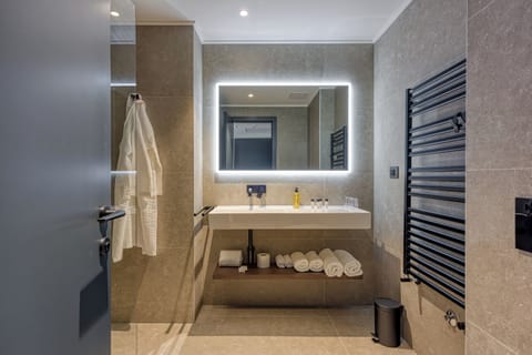 Superior Double Room, Balcony | Bathroom | Shower, hair dryer, slippers, towels