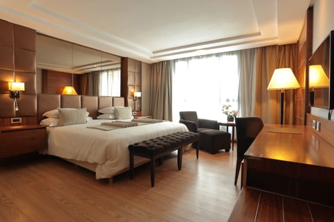 Junior Suite | Egyptian cotton sheets, premium bedding, minibar, in-room safe