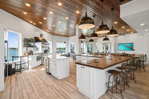 Gourmet Chef's Kitchen - Bar Seating