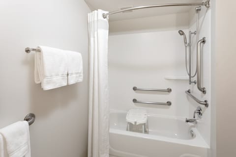 Combined shower/tub, free toiletries, hair dryer, towels