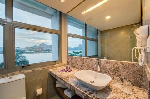 Executive Room, Ocean View | Bathroom | Shower, free toiletries, hair dryer, towels