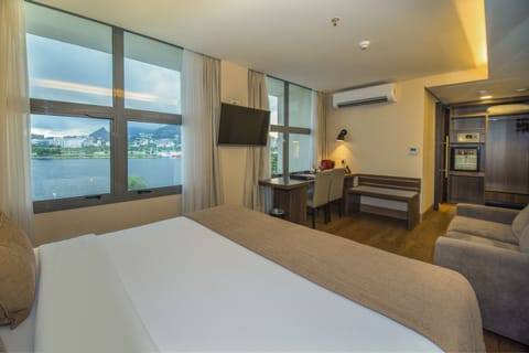 Executive Room, Ocean View | Pillowtop beds, minibar, in-room safe, soundproofing