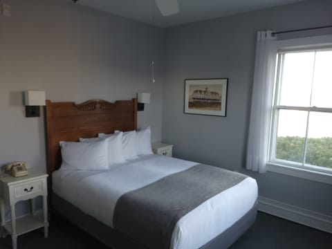 Room, 1 Queen Bed, Corner, Island view | Bed sheets