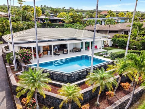 Tropical elegance awaits at Kona Koa House, featuring a heated infinity-edge pool, elevated spa, and panoramic views from a gated Keauhou estate.
