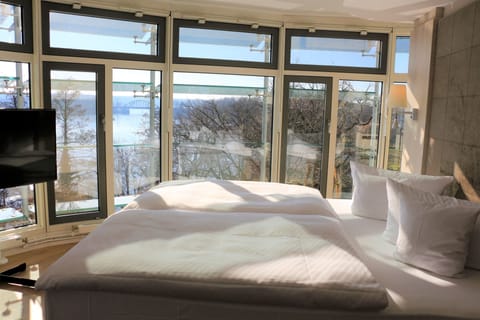 Deluxe Suite with Seeview | Lake view