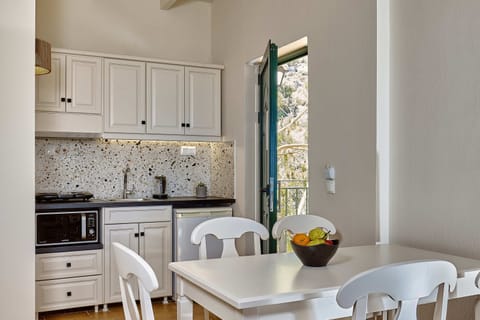 Superior Suite | Private kitchen | Fridge, oven, stovetop, coffee/tea maker