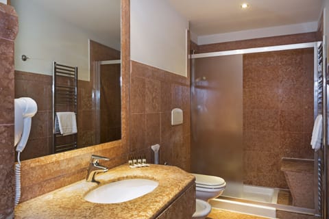 Double Room Non-Smoking  | Bathroom | Shower, hair dryer, bidet, towels