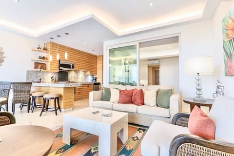 Deluxe Condo, Balcony, Lake View | Living room