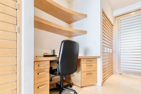 Deluxe Condo, Balcony, Lake View | Free WiFi