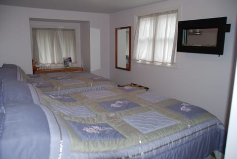 Farmer Bear Room, 2 Queen Beds, Shared Bathroom | Free WiFi