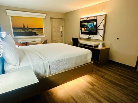 Superior Room, 1 King Bed, Non Smoking | Premium bedding, desk, blackout drapes, iron/ironing board