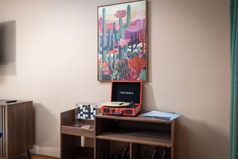 Our stylish wet bar is ready for your favorite drinks, while the board and card games on the side add a touch of fun and friendly competition. Perfect for creating memories with friends and family!