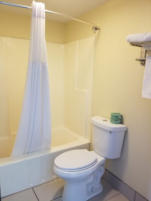 Standard Room, 1 King Bed | Bathroom | Combined shower/tub, hair dryer, towels