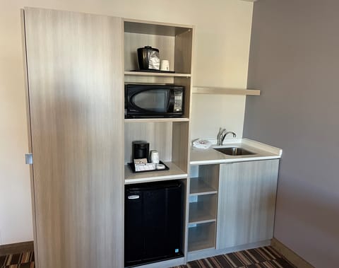 Studio Suite, 1 Queen Bed, Non Smoking | Hypo-allergenic bedding, in-room safe, desk, laptop workspace