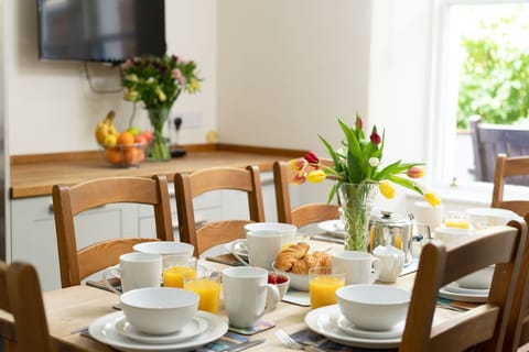 Spey Cottage kitchen dining table